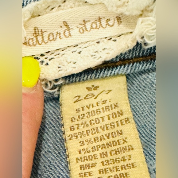 👖🎵 ALTAR’D STATE Rhea Light Wash Straight Jeans | Sz 28 | Distressed Indie Denim - Picture 3 of 4